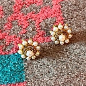 VTG 1950s gold tone pearlescent screw back earrings
